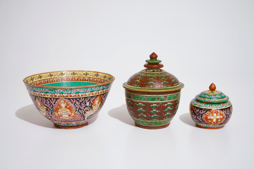 Un lot en porcelaine de Chine Bencharong pour le march&eacute; tha&iuml;, 19&egrave;me